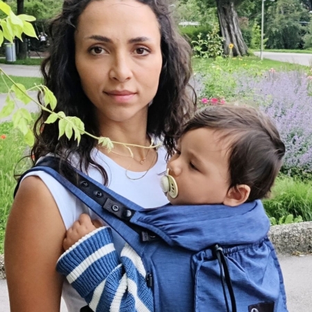 Model mit Mini Blau melange und bestseller badge