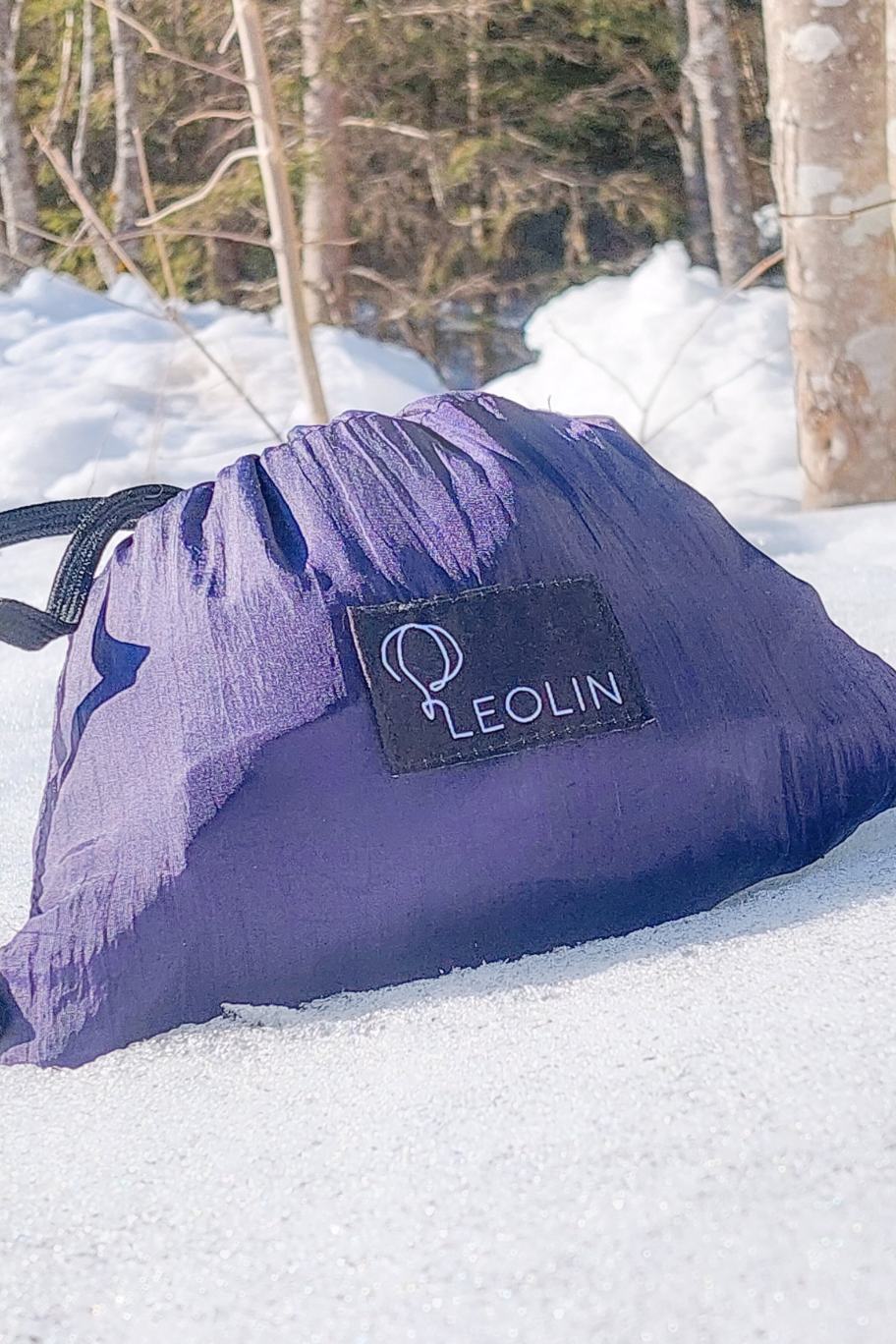 Leolin mini purple liegt im Schnee zusammengefaltet im Beutel