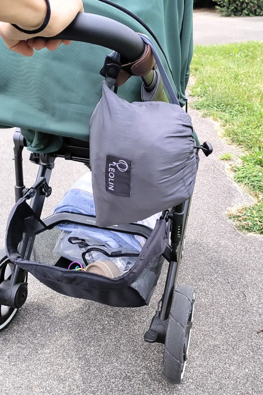 Leolin Grau am Kinderwagen befestigt