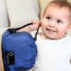 Baby mit Tasche von Babytrage Leolin Maxi Navy Blue Melange in der Hand