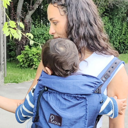 Mutter mit Kind in Babytrage Leolin Mini Navy Blue Melange beim spazieren