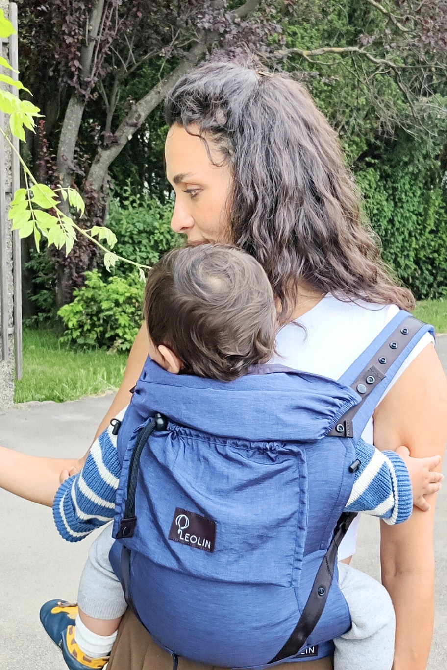 Mutter mit Kind in Babytrage Leolin Mini Navy Blue Melange beim spazieren