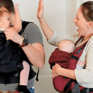 Familie mit Babytrage Leolin Mini Berry Melange