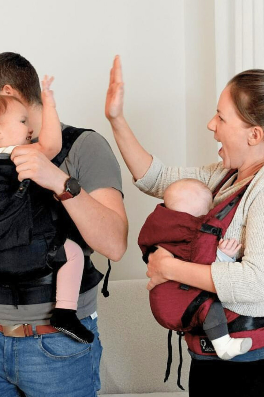 Familie mit Babytrage Leolin Mini Berry Melange